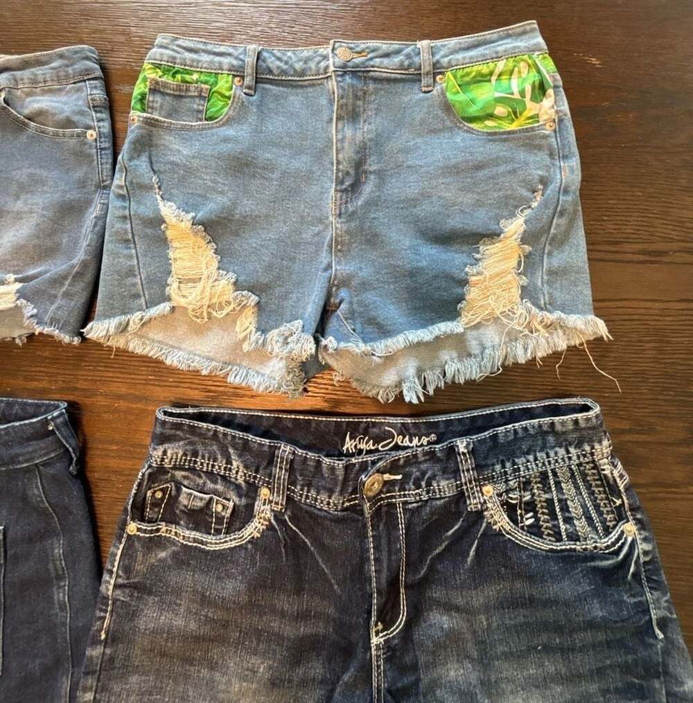 Bundle of 4 Women's Denim Shorts: Old Navy, Akira, Ariya Jeans, Denim Blvd - Picture 2 of 12